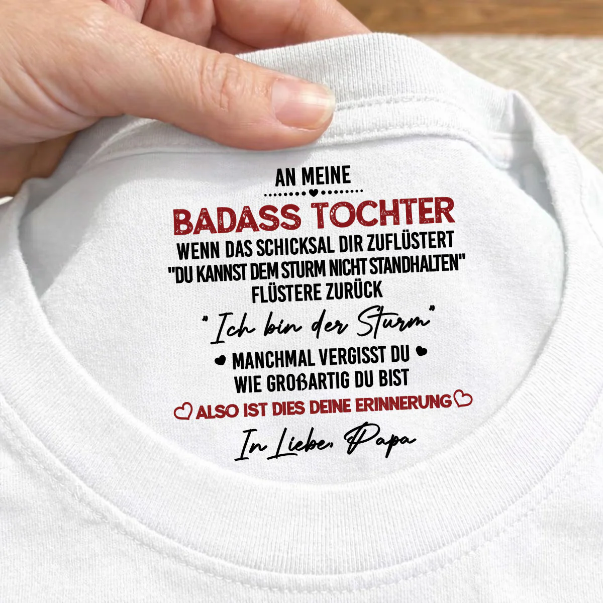 Ich bin der Sturm – Personalisiertes T-Shirt mit Innenhalsdruck - Image 2