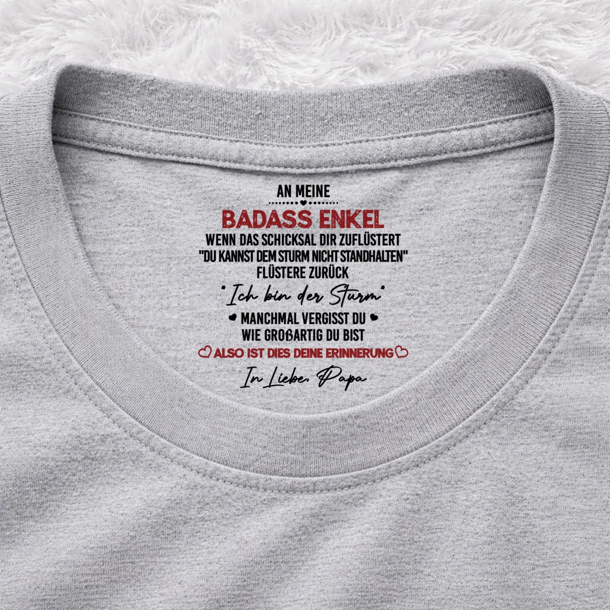 Ich bin der Sturm – Personalisiertes T-Shirt mit Innenhalsdruck - Image 7