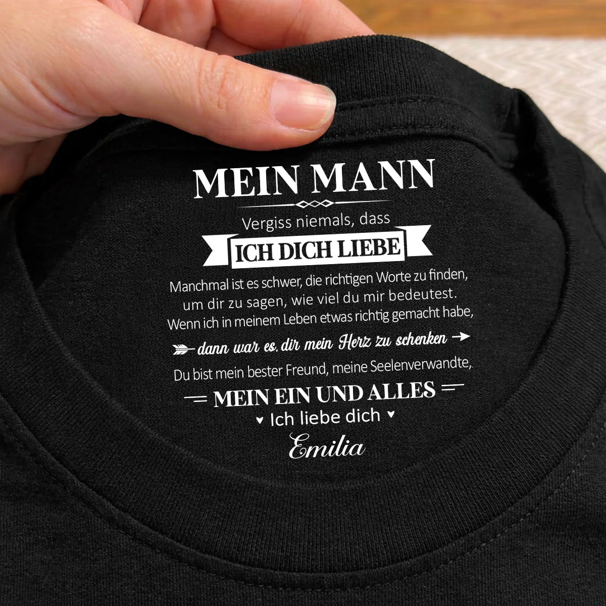 Mein Seelenverwandter und mein Ein und Alles – T-Shirt mit personalisiertem Aufdruck im Innenkragen - Image 2