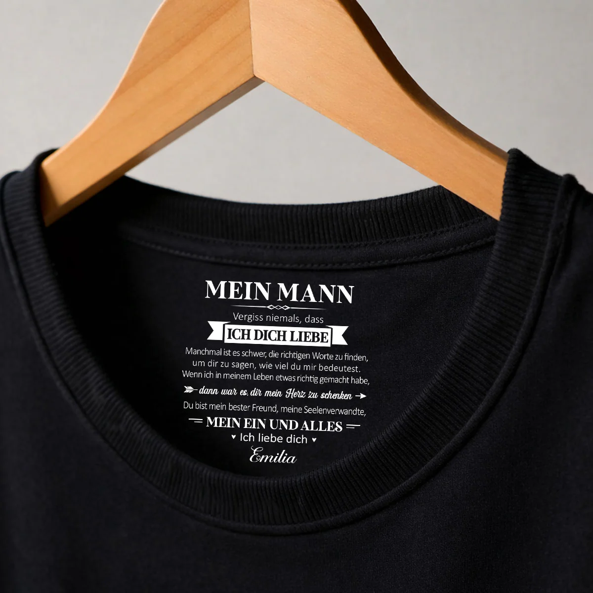 Mein Seelenverwandter und mein Ein und Alles – T-Shirt mit personalisiertem Aufdruck im Innenkragen - Image 3